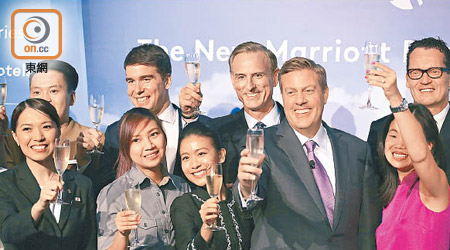 萬豪國際施康瑞（前排右二）對香港酒店業前景有信心。 （胡家豪攝）