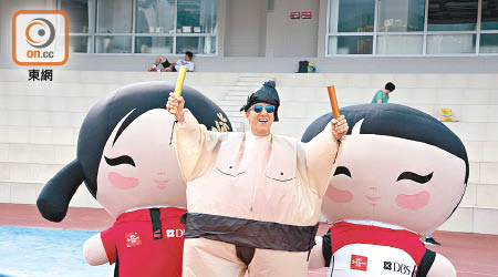 星展香港CEO龐華毅聯同成班管理層，扮相撲手進行競技大賽。