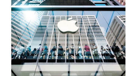 蘋果公司傳可能為最快明年推出彎曲屏幕的iPhone作準備。