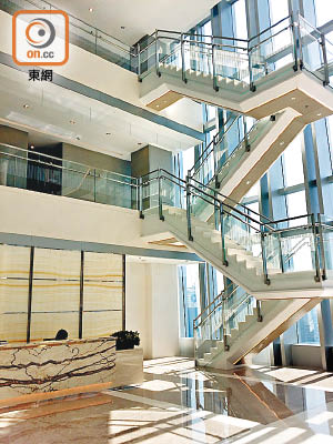 高銀金融國際中心廿五至廿七樓為自用樓層，並將三層打通作複式單位。