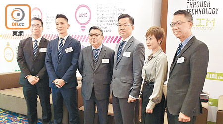 時捷主席嚴玉麟（左三）表示，考慮趁公司成立35周年派發特別息。