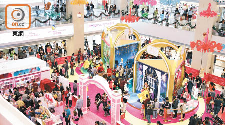 信置屯門市廣場斥資約1,000萬元打造卡通主題場景，刺激商場人流上升。