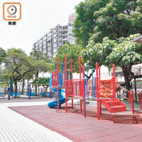 大廈附近有基本康體設施如公園、遊樂場等。