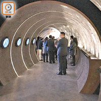 項目售樓處引入海洋概念，入口打造成模擬超級遊艇船艙。
