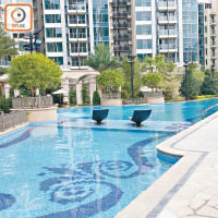 帝景灣會所設有五十米長的室外泳池。