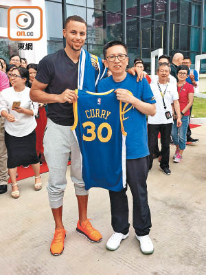 維珍妮主席洪游奕（右）同NBA「咖喱仔」Stephen Curry（左）喺維珍妮廠房見面。