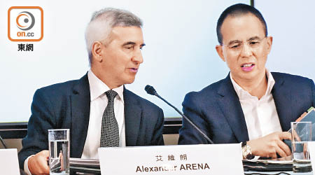 電盈配售香港電訊。右為電盈主席李澤楷，左為香港電訊董事總經理艾維朗。（資料圖片）