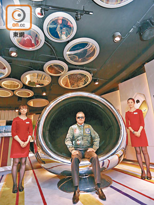 嘉華國際温偉明（中）稱，嘉匯引入五件由波音客機及軍用機配件打造的藝術家具。