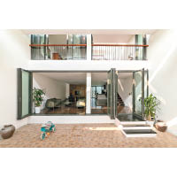 住宅樓底高，偌大玻璃摺門打通屋內外空間，感覺更寬敞開揚。