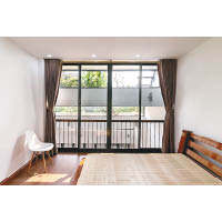 木床及木地板配白色牆身，加上窗外綠色美景，打造舒適的睡房就是如此簡單。