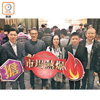 長實地產投資董事郭子威（左二）表示星漣海加推49伙。