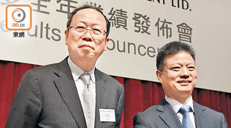 中海肖肖（左）稱，會繼續在港投地。右為新任行政總裁顏建國。（李志湧攝）