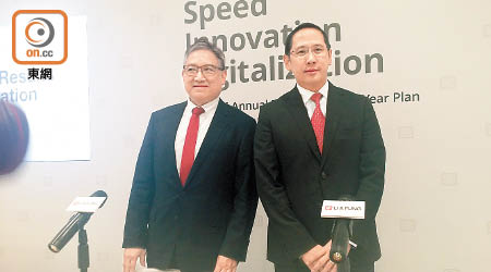 利豐行政總裁馮裕鈞（右）表示，盈利與預測相去不遠。左為主席馮國綸。