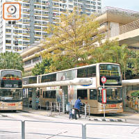 住戶可到鄰近的秦石邨或新田圍邨搭巴士。