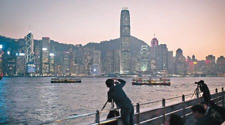 隨着香港市場環境漸為中資熟悉，證券牌照叫價輕微下跌。