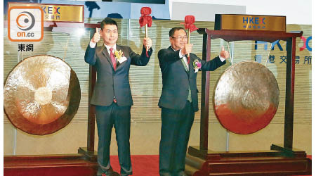 九台農商及慕容於今年初同日上市，兩股均進身首季十大集資榜。右為九台農商銀行董事長高兵。左為慕容主席鄒格兵。（資料圖片）