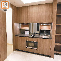 兩房示範單位參照5座36樓A室，採用開放式廚房設計，設有實用的高身廚櫃。