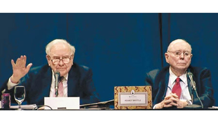 巴菲特（左）及芒格在股東大會舉行問答環節。（雅虎財經截圖）