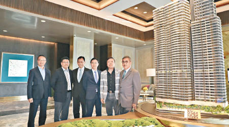 金峰‧名匯由德祥地產等五家地產商合作發展。圖為德祥地產主席張漢傑（右二）及發展商管理層。