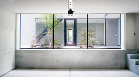 建築師以落地玻璃窗打造多個空間，形成開闊感覺。