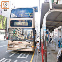 聯合道有不少巴士通往各區，交通算方便。