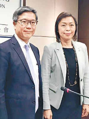 金管局副總裁阮國恒（左）強調，香港銀行貸款來源多元化。右為銀公龔楊恩慈。