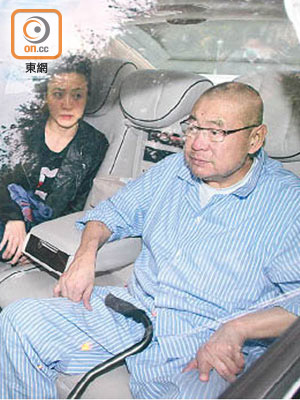 華人置業昨日發出盈利警告。圖右為前主席劉鑾雄，左為其妻華置執董陳凱韻。