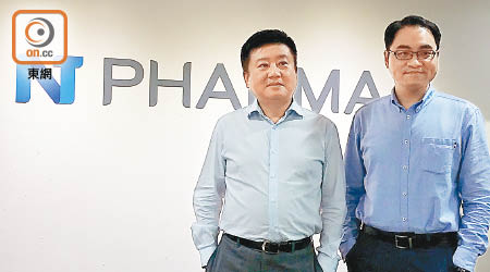 泰凌主席兼行政總裁吳鐵（左）估計，收購骨科品牌藥密蓋息的回報期約七年。