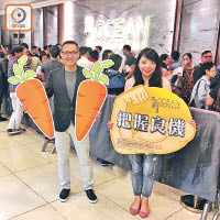 長實地產投資郭子威（左）指，海之戀‧愛炫美周末兩日售出一百二十二伙。