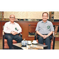 張炳強（左）與香港歷史博物館名譽顧問鄭寶鴻（右），於喜遇記者會談及長沙灣歷史發展。