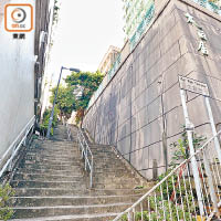 「西環七臺」小區近山而建，住戶靠石級樓梯出入。