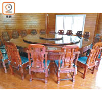阿鏗從事的木材生意利潤可觀，如圖中的木製圓桌在中國就可賣到十多萬元人民幣。