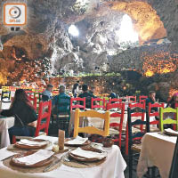 對墨西哥打工仔來說，出街食飯較奢侈，他們只會在慶祝時才去餐廳。圖為當地的洞穴餐廳。