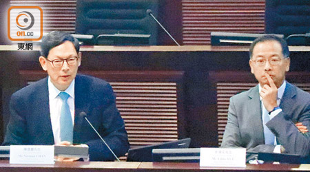 香港金融管理局總裁陳德霖（左）指，市場或低估地緣政治局勢升溫風險。右為余偉文。（朱晉呈攝）