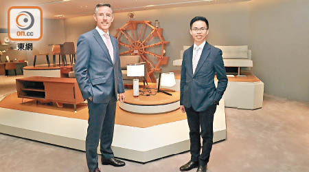 新地代理陳漢麟（右）稱，匯璽II引入家具套餐供細單位買家選購。