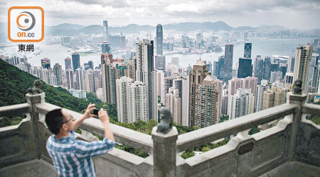 德銀預期香港隨時加息，明年樓價可能會下挫一成四。（資料圖片）