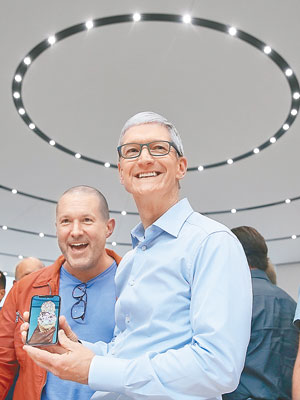 iPhone X需求備受關注。圖左為蘋果公司行政總裁庫克。
