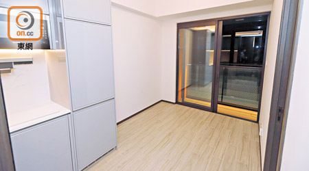 君譽峰一房示範單位，實用面積二百六十三方呎，大廳連接面積廿二方呎露台。