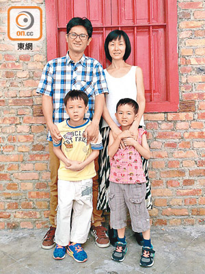 林秉瑋（後排左）得悉馬來西亞推行移民計劃，帶同家人移居。