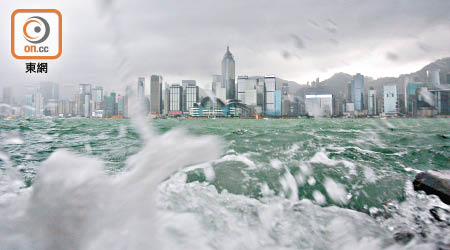 未來倘爆發環球加息潮，將成為香港經濟的重大隱憂。