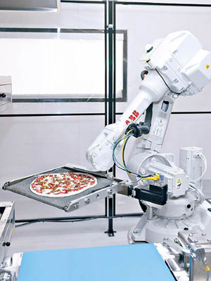 在美國加州經營外賣薄餅的Zume Pizza引入機械人製作薄餅。