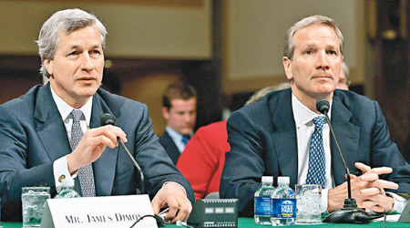 摩通當時舵手戴蒙（左）及貝爾斯登時任行政總裁施瓦茨（右）於○八年出席聽證會。