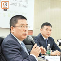 潤地首席財務官俞建（左）表示，去年公司買地較多，令負債率上升。右為副董事長唐勇。
