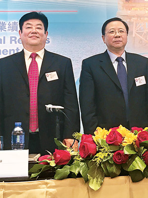 中海油袁光宇（左）指，有信心繼續控制好成本。右為楊華。