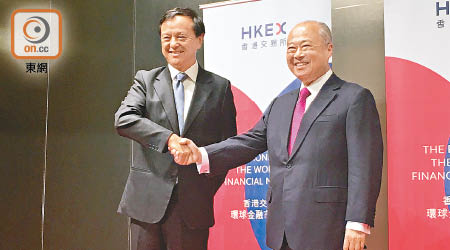 港交所主席周松崗（右）任期屆滿，行政總裁李小加（左）與他握手送別。