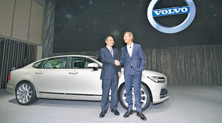 吉利控股旗下瑞典富豪汽車傳今年上市，估值目標達300億美元。左為吉利控股董事長李書福，右為富豪汽車行政總裁Hakan Samuelsson。（資料圖片）