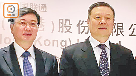 聯通王曉初（右）昨出席股東會時被日本記者「挑機」。