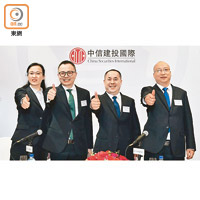 21世紀教育行政總裁劉占杰（右二）稱，擬拓展旗下幼兒園品牌網絡。左二為主席李雨濃。