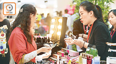 網購盛行，化妝美容實體店需夥拍科企推動銷售增長。