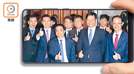 昨日小米創辦人兼首席執行官雷軍（前排右二）帶領一眾公司管理層「推銷」。